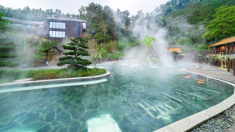 Howard Johnson Lake Serenity Hotel Pool