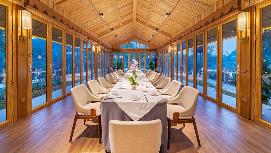 Howard Johnson Lake Serenity Hotel Restaurant