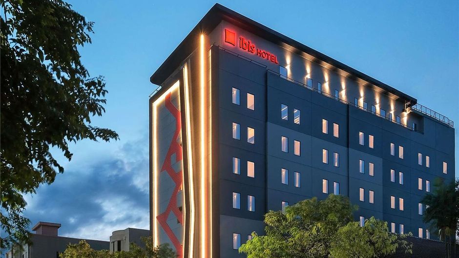 Ibis Surabaya Tidar Exterior