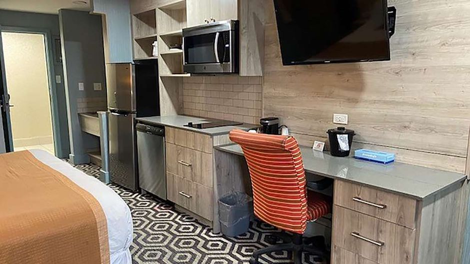 Ramada by Wyndham Medicine Hat Room