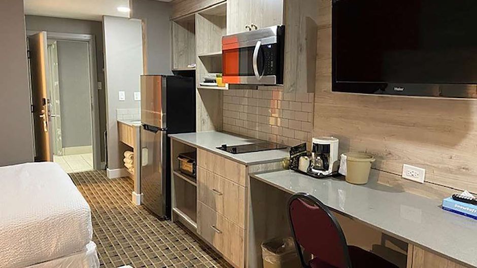 Ramada by Wyndham Medicine Hat Room