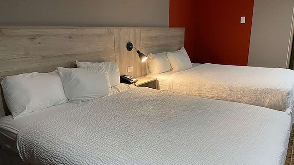 Ramada by Wyndham Medicine Hat Room