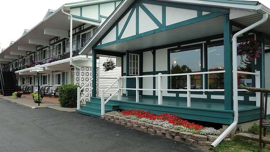 Super 8 by Wyndham Country Squire Resort Exterior