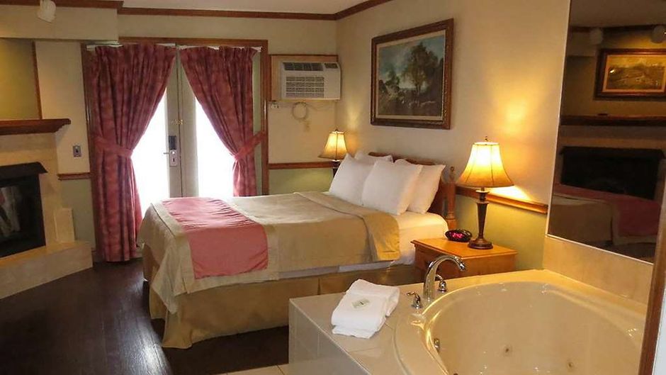 Super 8 by Wyndham Country Squire Resort Room