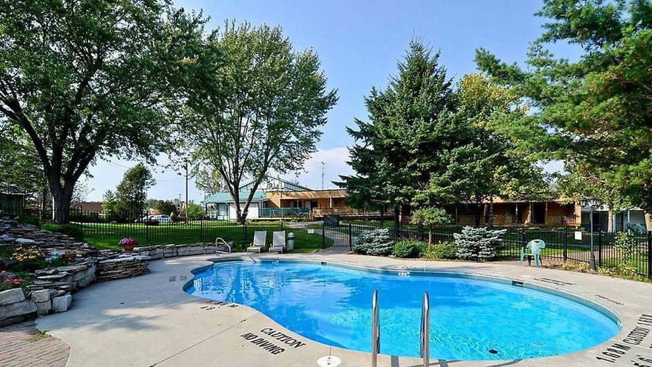 Super 8 by Wyndham Country Squire Resort Pool