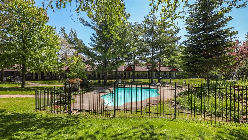 Super 8 by Wyndham Country Squire Resort Pool