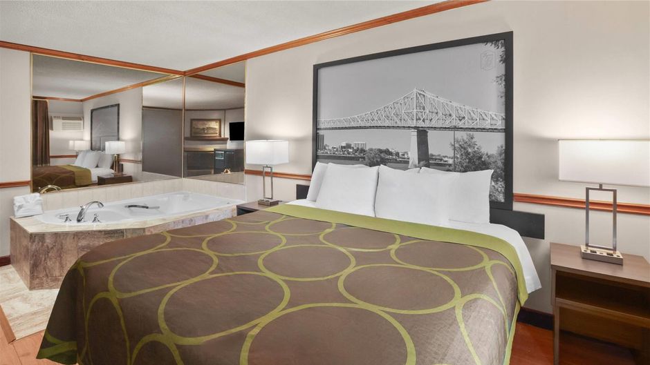 Super 8 by Wyndham Country Squire Resort Suite