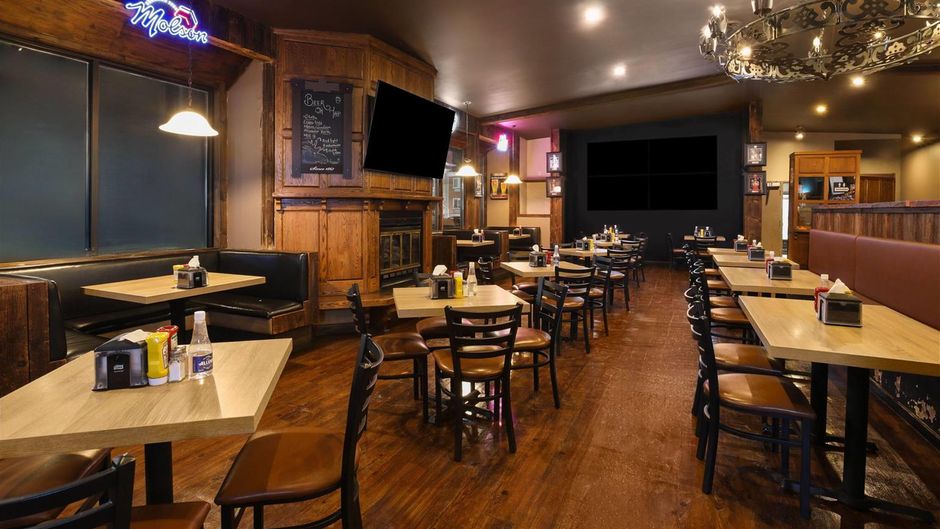 Super 8 by Wyndham Country Squire Resort Restaurant