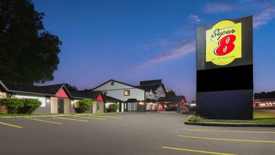 Super 8 by Wyndham Country Squire Resort