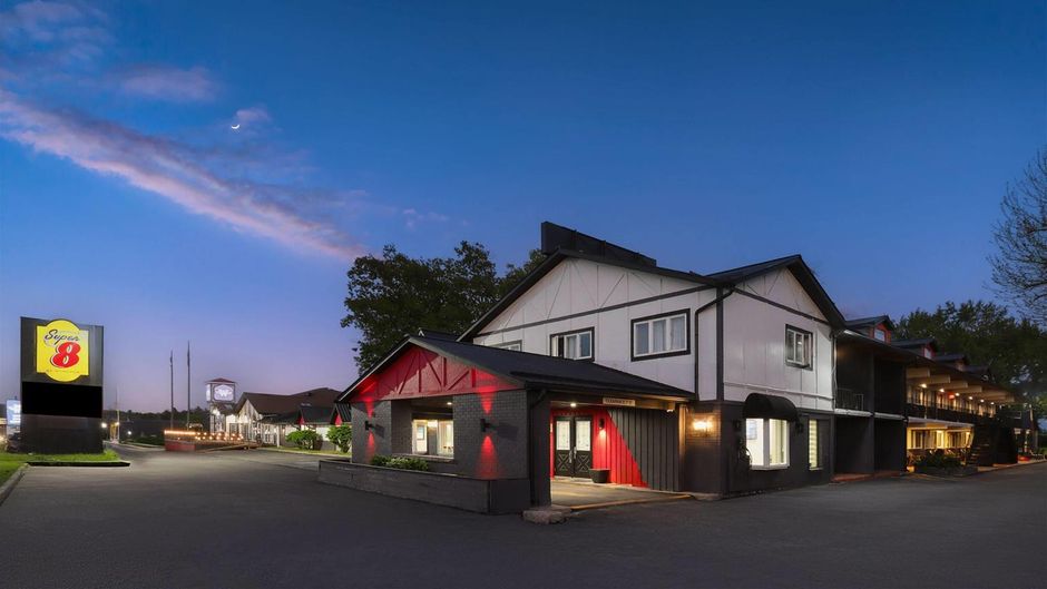 Super 8 by Wyndham Country Squire Resort Exterior