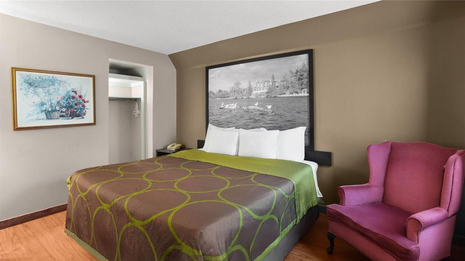 Super 8 by Wyndham Country Squire Resort Room