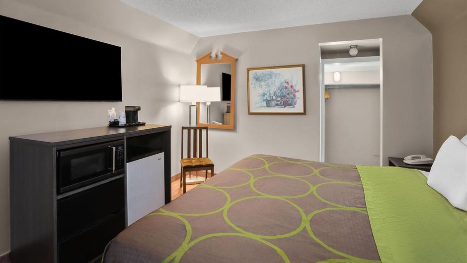Super 8 by Wyndham Country Squire Resort Room