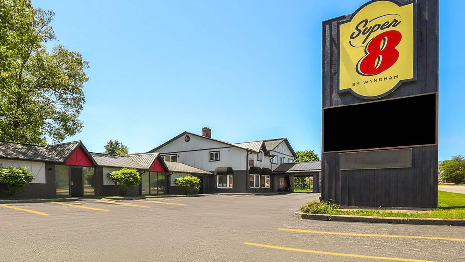 Super 8 by Wyndham Country Squire Resort Exterior