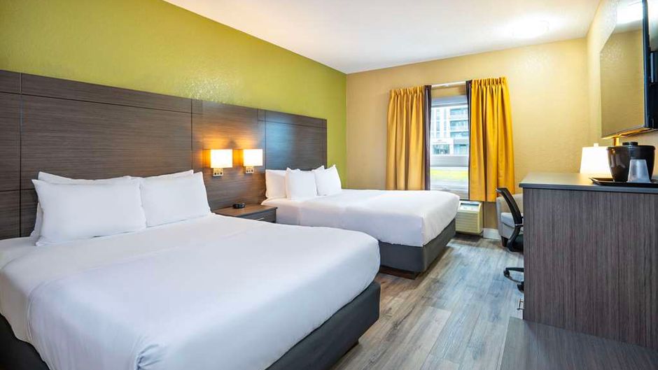 Quality Inn and Suites Grimsby Room
