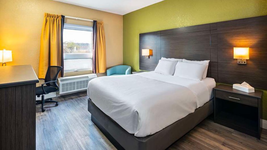 Quality Inn and Suites Grimsby Room