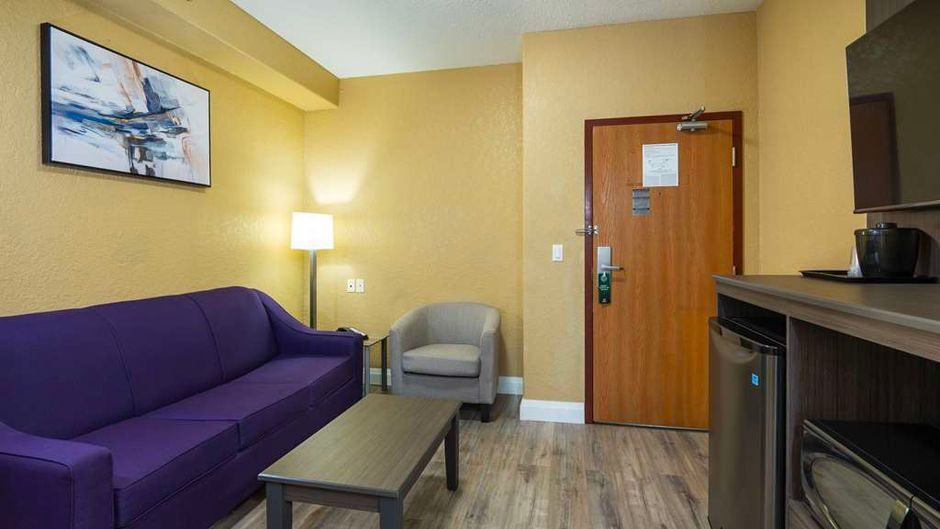 Quality Inn and Suites Grimsby Suite
