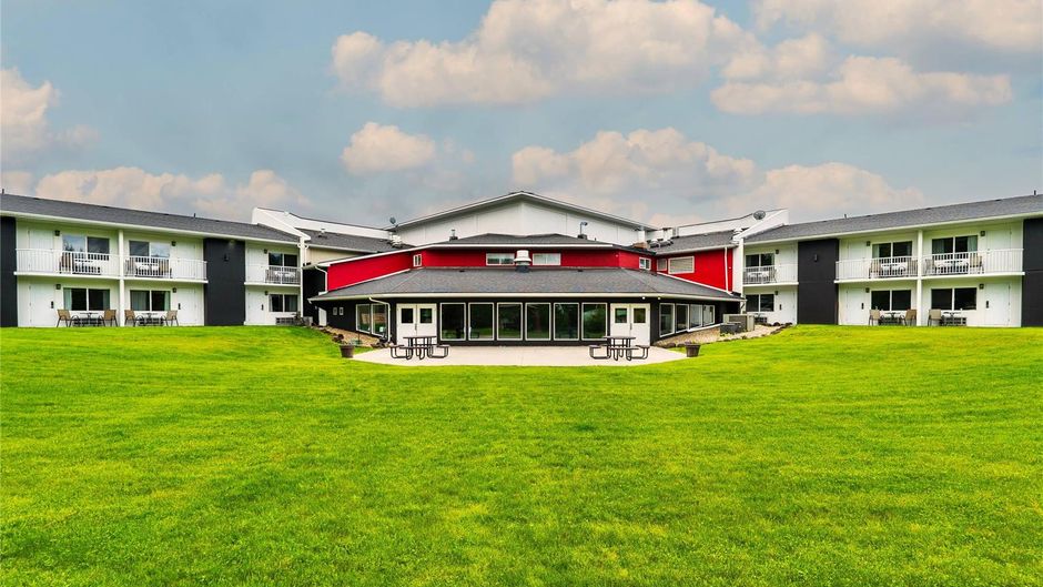 Quality Inn and Suites Clearwater Exterior