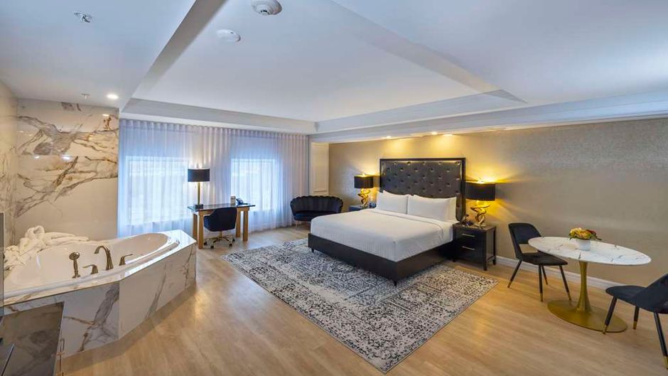 Halifax Tower Hotel & Conf Centre-Ascend Suite