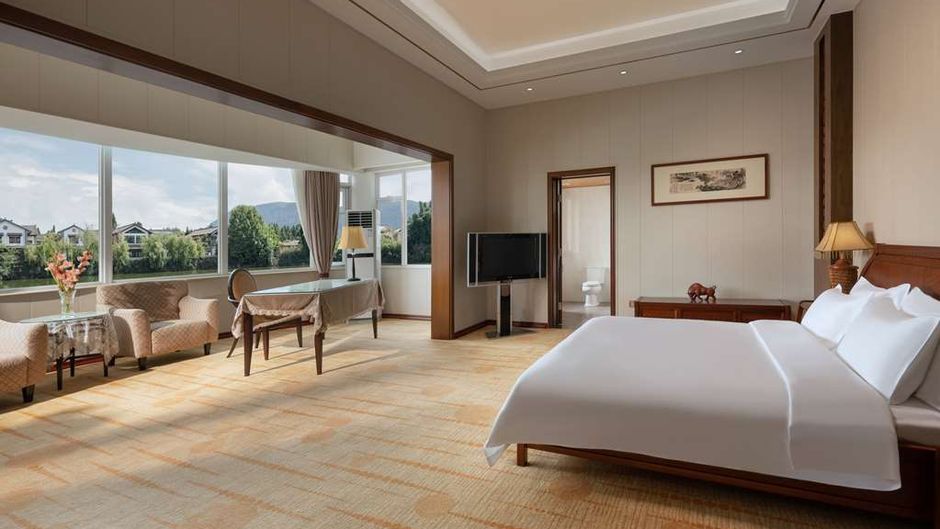 Howard Johnson by Wyndham LakeView Hotel Suite