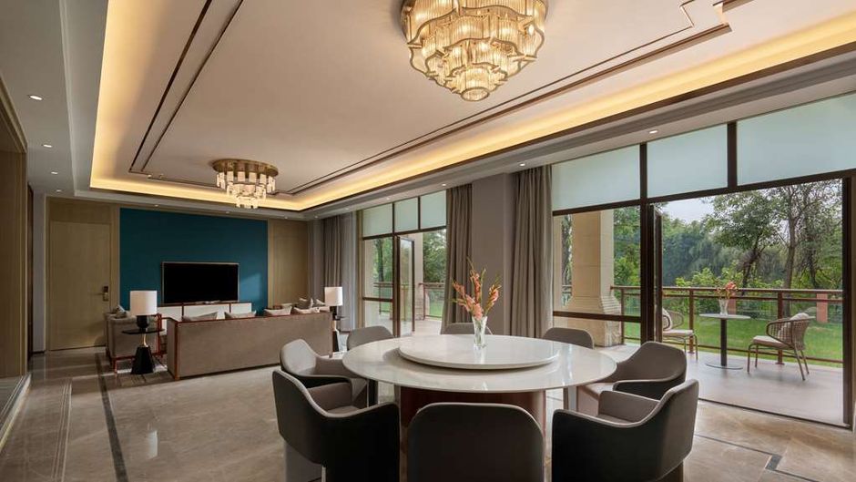 Howard Johnson by Wyndham LakeView Hotel Suite