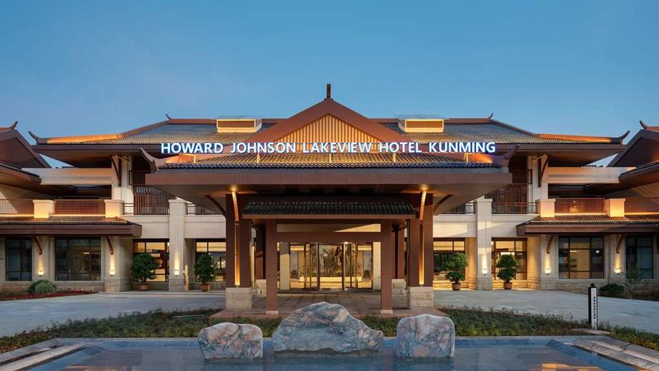 Howard Johnson by Wyndham LakeView Hotel Exterior