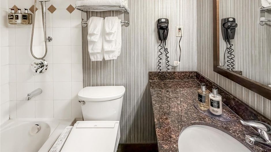 Coast Calgary Downtown Hotel & Suites Room
