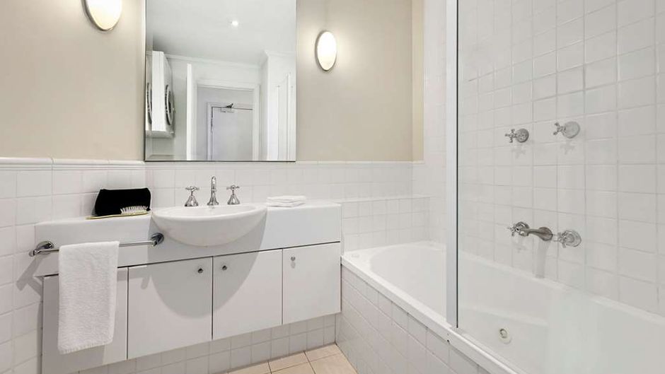 Comfort Apartments Melbourne Central Room
