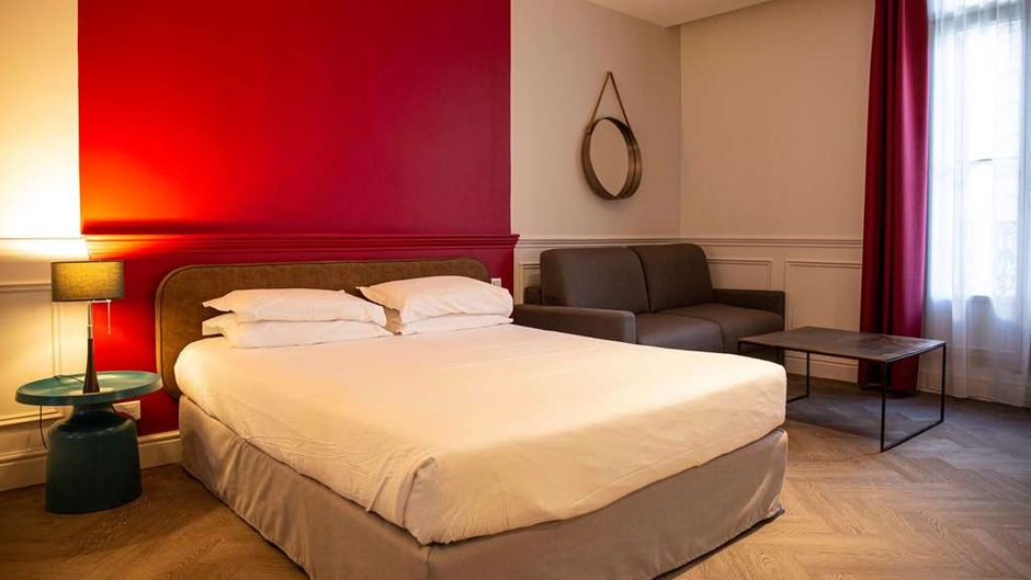 Royal Hotel Room