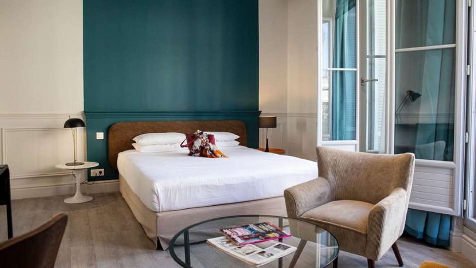 Royal Hotel Room