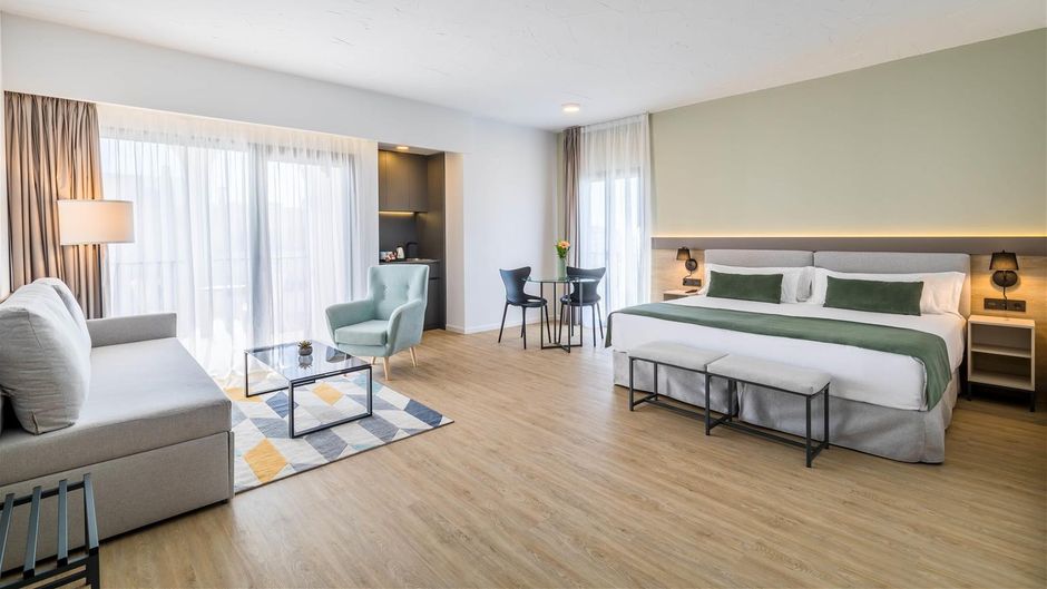 Pyr Marbella Room