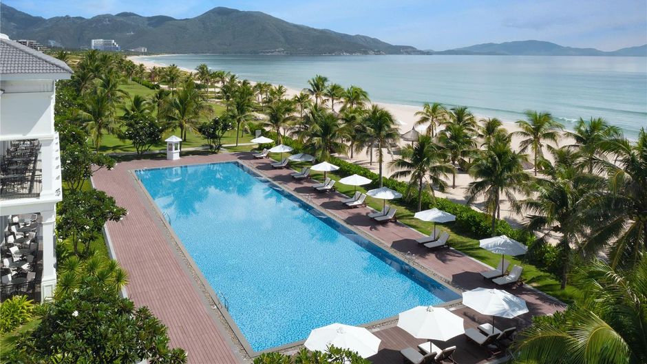 Melia Vinpearl Cam Ranh Beach Resort Pool