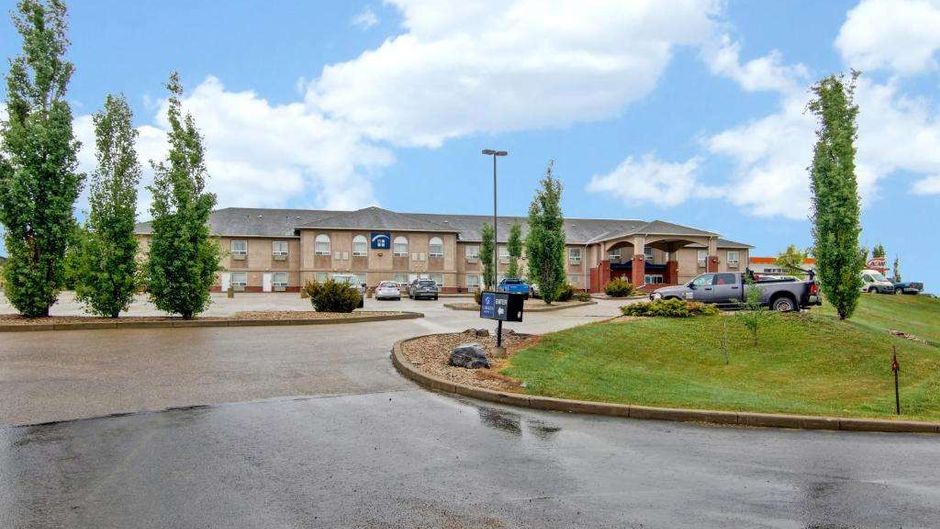 Clarion Pointe Rimbey Exterior