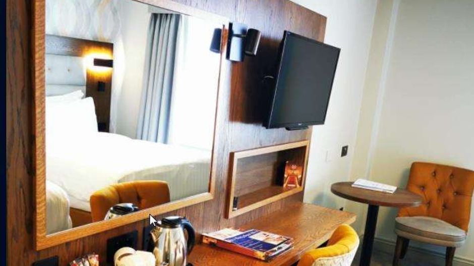 Bridge House Hotel Room