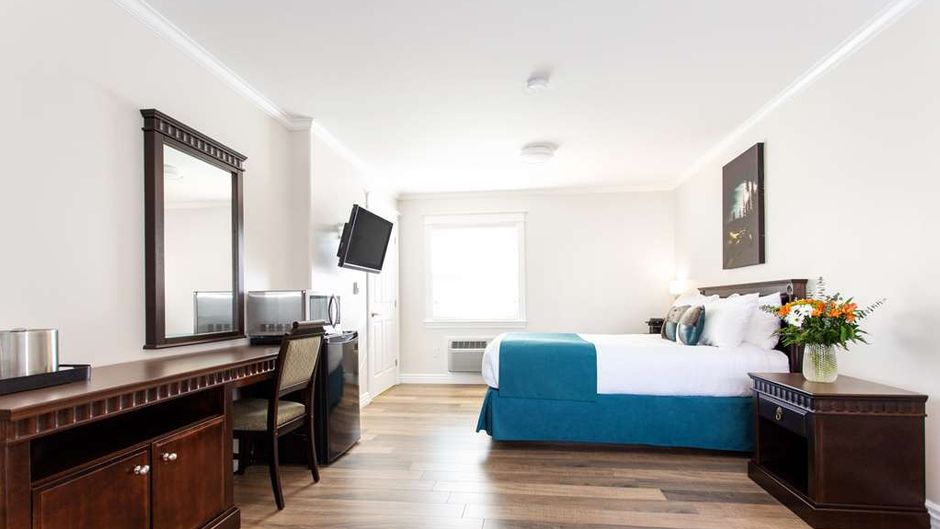 Royal Inn & Suites Room