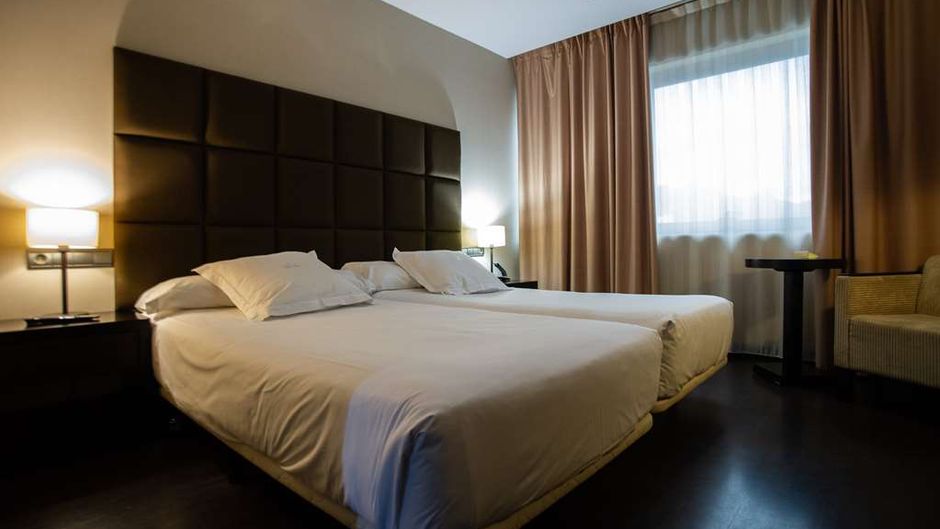 AZZ Asturias Langrehotel Room
