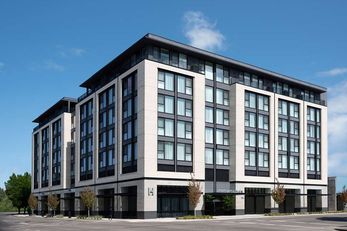 Holman Riverfront Park Hotel, Tapestry