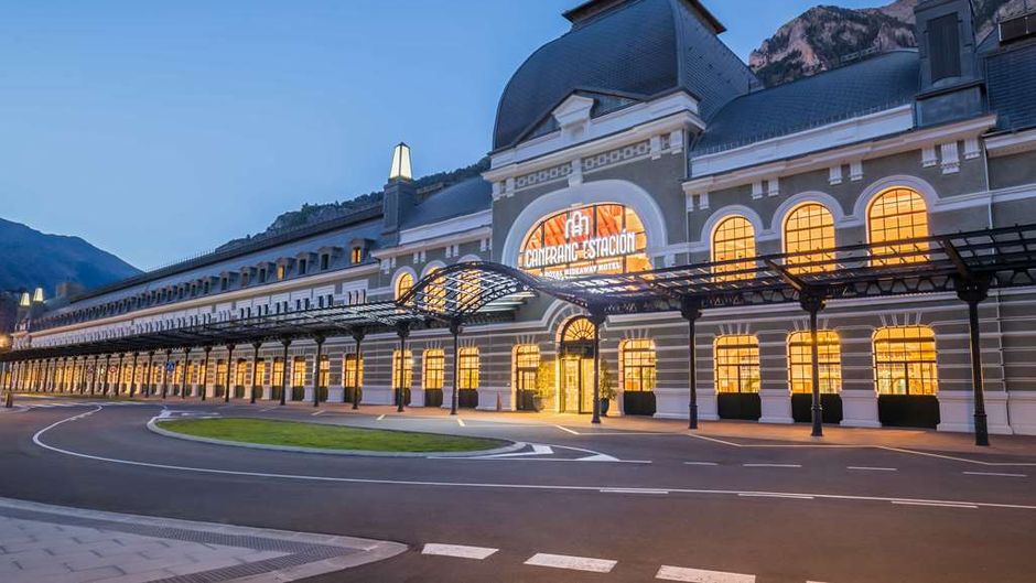 Canfranc Estacion,a Royal Hideaway Hotel Exterior