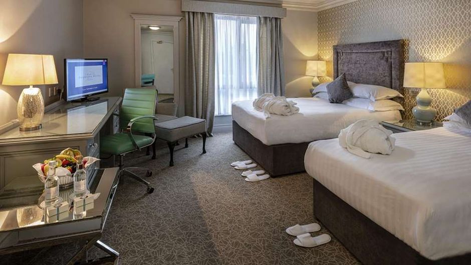Treacys Oakwood Hotel Room