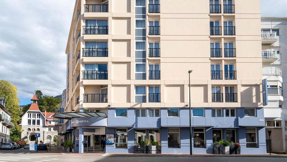 Urban Hotel Exterior