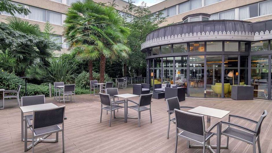 DoubleTree by Hilton Paris Bougival Exterior