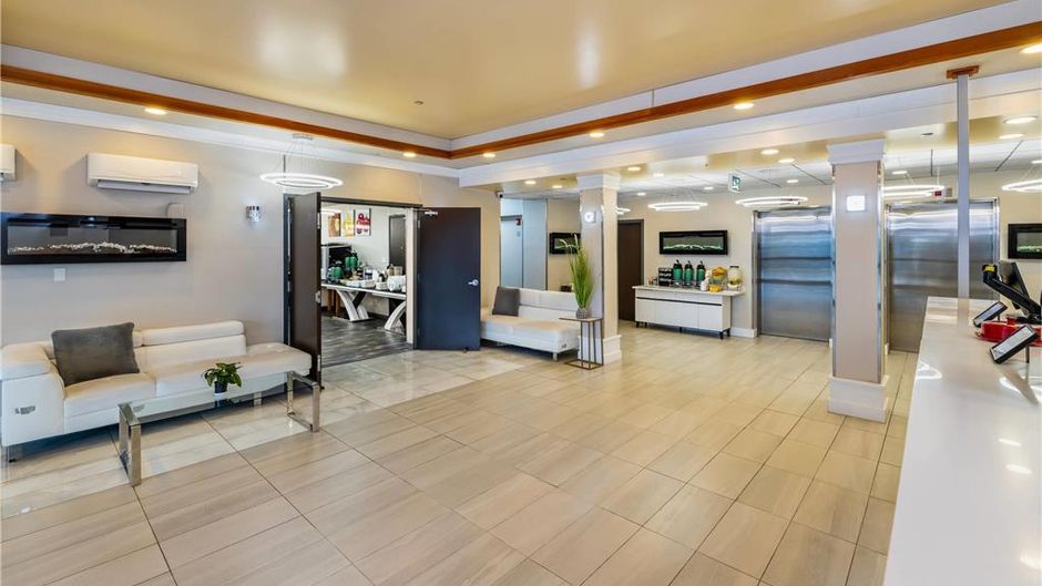 Quality Inn Sunshine Suites Lobby