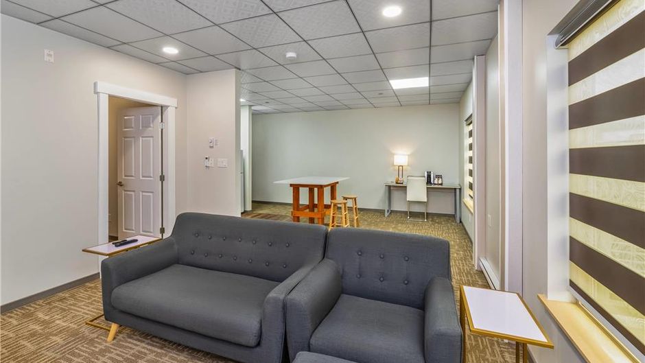 Quality Inn Sunshine Suites Suite