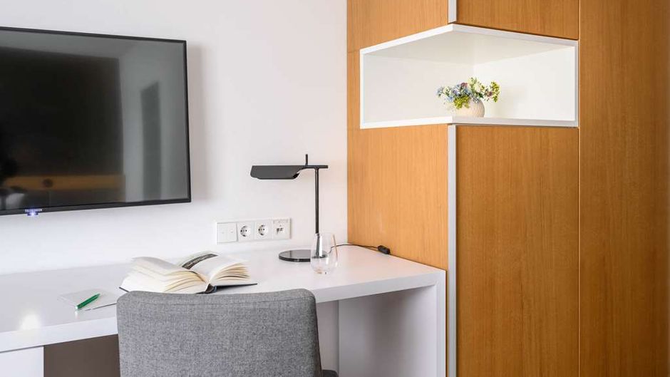 Hotel Maier Room