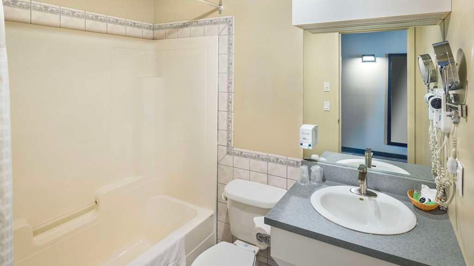 Econo Lodge Deschambault Room