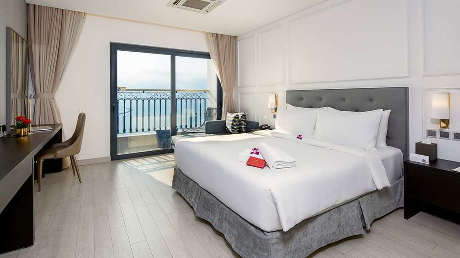 Wyndham Danang Golden Bay Hotel Room