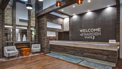 Hampton Inn & Suites Newark Airport
