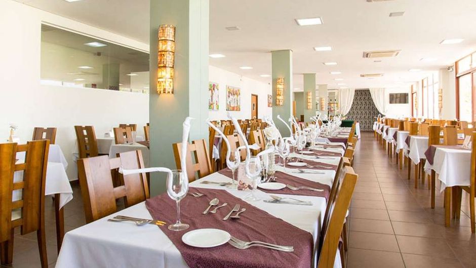 Ramada by Wyndham Furnaspark Restaurant