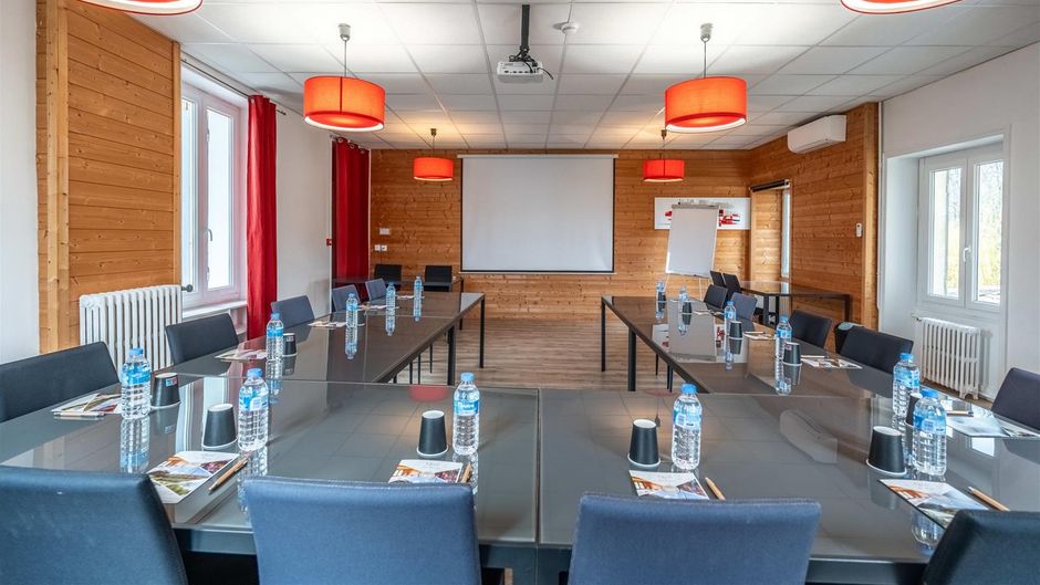 Quai Des Pontis Meeting