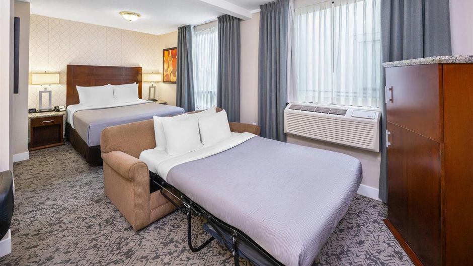 Quality Inn & Suites Vancouver Downtown Room