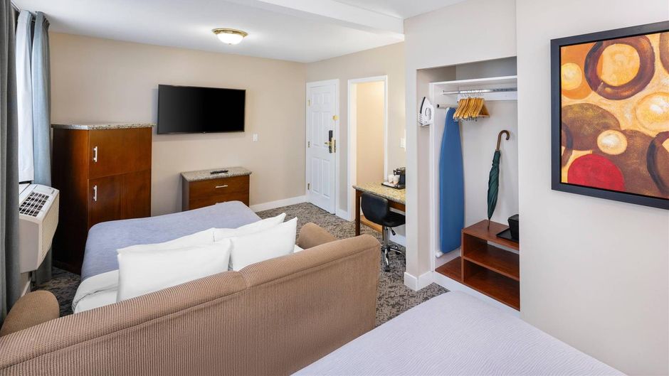 Quality Inn & Suites Vancouver Downtown Room